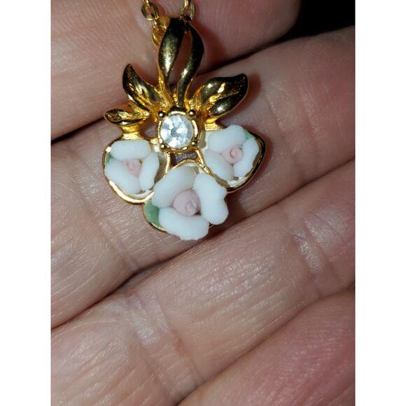 Avon Vintage Porcelain Rose Bouquet Necklace Dainty Elegant Gold Tone Feminine - Picture 1 of 9